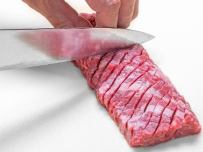 繊細な精肉加工の技術も間近で学ぶことが出来ます！