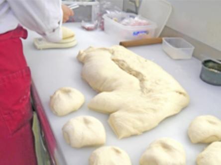 焼きたてパンの製造や販売などを担当します。