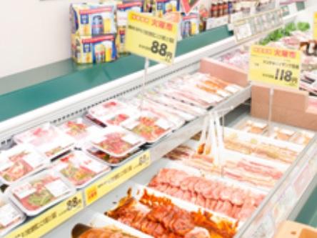 お肉の商品化やパック詰め、品出しなどを担当します。