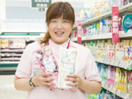 医薬品の販売や接客、健康食品等の補充などを担当します。