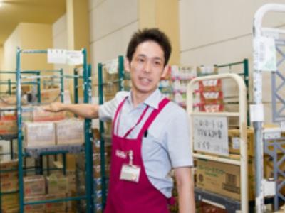 担当はお菓子・一般食品・日用雑貨等の品出しや発注などです。