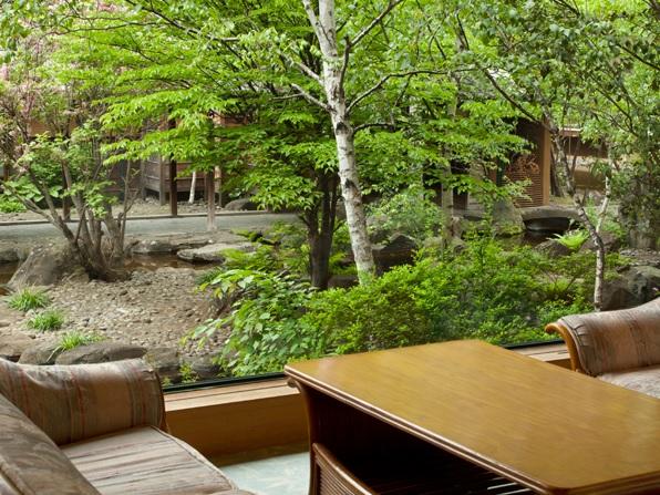 館内の清掃をし、快適で心地よい空間作りに努めます。