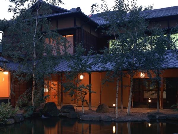 日本庭園や有形文化財を有する老舗旅館が職場になります！