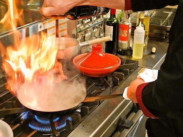 地元の食材を使った郷土料理などをお客様に提供しています。