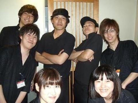 地元民を優先して採用し、地元の雇用促進を図っています。