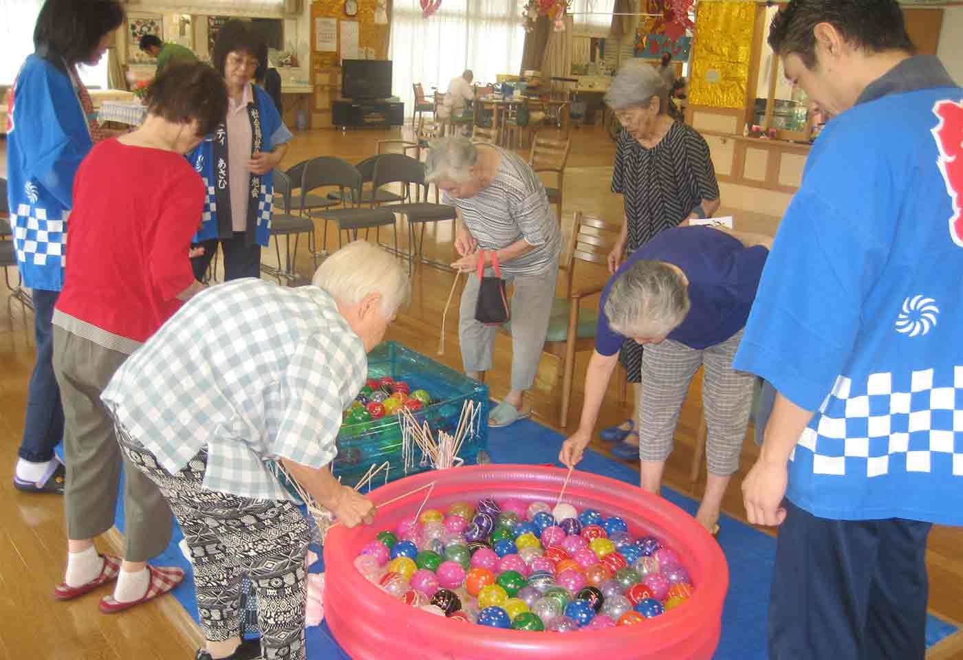 恒例の夏祭りは毎年盛大に行われ、利用者の方も楽しみにして頂いています。