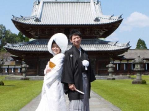 年間1,000組以上の実績を活かし、結婚式の企画を実施