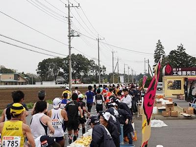 当社ではマラソン大会の給水のボランティアを行っています。