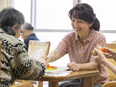 ご高齢者に身体介護や生活援助を行います。